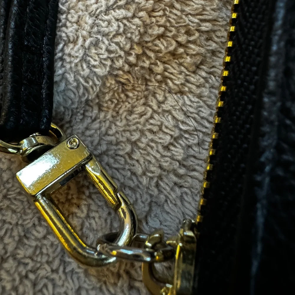 BETSY JOHNSON Wristlet Clutch Wallet w removable strap. Zipper Closure N… - Picture 2 of 10